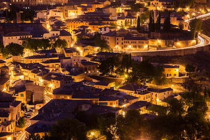 Imagen aérea del barrio de la judería de noche, en Toledo.