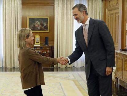 El rey Felipe VI saluda a la diputada de Coalición Canaria Ana Oramas en el Palacio de la Zarzuela. Esta apuntó minutos más tarde en twitter que: "España no puede esperar más, hay asuntos que necesitan de la máxima atención y no pueden pasar por unas nuevas elecciones".