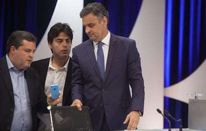 Aécio ao lado de assessores no debate do SBT no dia 16. 