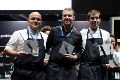 El chef español Nanín Pérez (a la derecha), del restaurante Murri, cocinero revelación 2018. Junto a él, Víctor Membibre, segundo clasificado y Asier Alcalde, tercero.