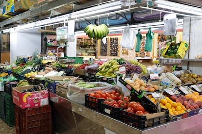 Un puesto de verduras y frutas en un mercado de Madrid.