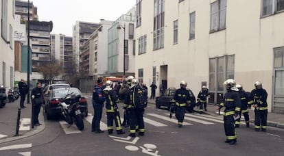 Agents de la policia francesa i bombers davant l'edifici del setmanari 'Charlie Hebdo'.