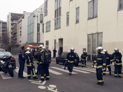 Agents de la policia francesa i bombers davant l'edifici del setmanari 'Charlie Hebdo'.