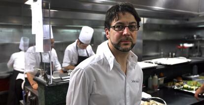 Quique Dacosta, en la cocina de su restaurante de Denia.
