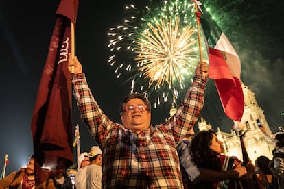 Un simpatizante de Claudia Sheinbaum celebra el triunfo morenista bajo los fuegos artificiales, en el Zócalo.