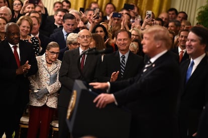 Ruth Bader Ginsburg e outros magistrados do Supremo escutam a intervenção do presidente dos Estados Unidos, Donald Trump, durante a cerimônia de juramento de Brett Kavanaugh (à direita) como membro do Tribunal, em outubro de 2018. Kavanaugh é um dos dois juízes designados pelo atual mandatário norte-americano para o Supremo.