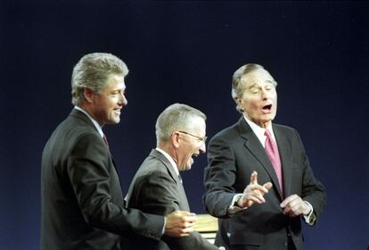 De izquierda a derecha, Bill Clinton, Ross Perot y George Bush durante un debate electoral el la Universidad de Michigan el 19 de octubre de 1992. Fue el último de los tres debates que mantuvieron aquella campaña. Fue una rareza la presencia del independiente Perot en los tradicionales debates presidenciales en Estados Unidos entre dos contendientes de los dos grandes partidos.