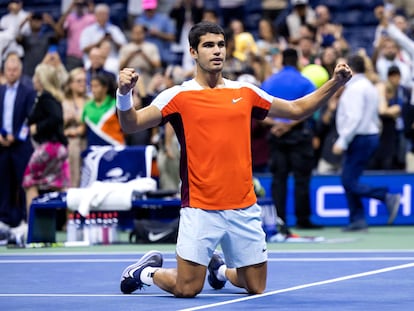 Alcaraz celebra su triunfo contra Sinner en Nueva York.