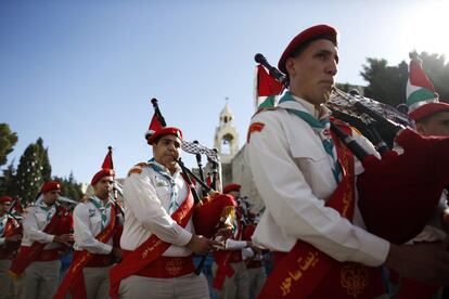 'Boy scout' palestinos, durante la procesión en Belén, frente a la iglesia de la Natividad.