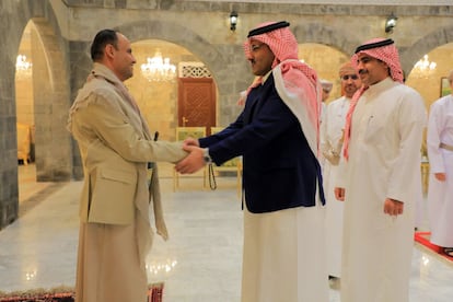 El jefe del Consejo Político Supremo de los Huthíes, Mahdi al Mashat (en la izquierda de la imagen) saluda a miembros de la delegación saudí en Saná, el pasado domingo, en una imagen cedida por la agencia Saba, vinculada a la milicia insurgente yemení. 