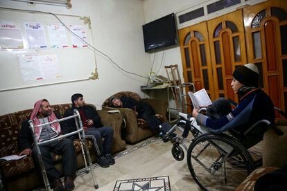 Un grupo de pacientes parapléjicos descansa después de una sesión de terapia para rehabilitarse de su lesión de médula espinal en el centro de rehabilitación de Douma, en Damasco (Siria).