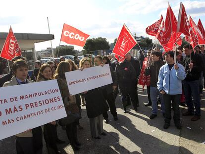 Los trabajadores a favor de Clesa exhiben pancartas frente a los trabajadores que protestan contra la empresa, con banderas.