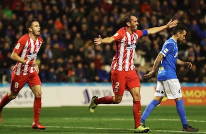 El defensa uruguayo del Atlético de Madrid, Diego Godín, celebra tras marcar el primer gol ante el Lleida durante el partido de ida de los octavos de final de la Copa del Rey, disputado en el Camp d´Esports de Lleida.