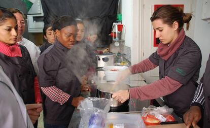 Un grupo de mujeres en un curso de cocina de Cáritas en Alcalá de Henares.