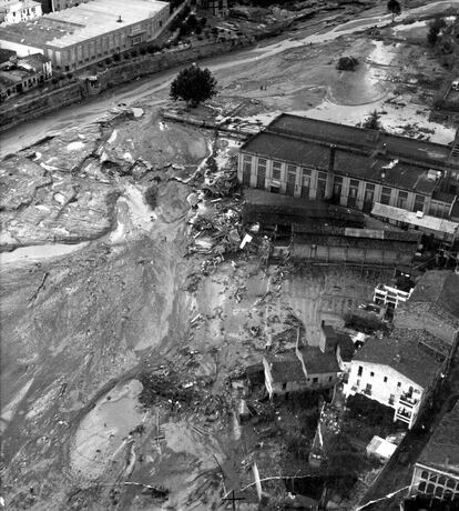 L'aigua va destruir bona part de les fàbriques a Rubí. / Arxiu Roset