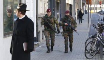 Dos militares realizan labores de patrulla, este sábado, en el barrio judío de Amberes.
