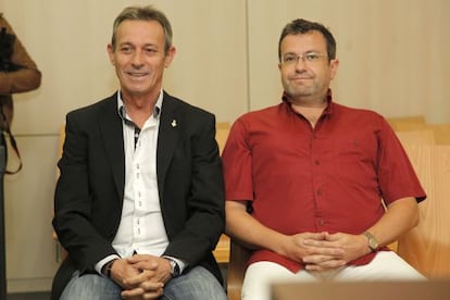 El líder de PxC, Josep Anglada, y el concejal Juan Carlos Fuentes, el año pasado en el juicio.