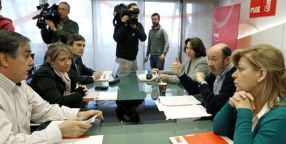 De izquierda a derecha, Valariano Gómez, Inmaculada Rodríguez Piñeiro, Pedro Saura, Concha Gutiérrez, Alfredo Pérez Rubalcaba y Elena Valenciano, durante la reunión que mantuvieron ayer en la sede central del PSOE.
