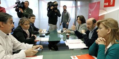 De izquierda a derecha, Valariano G&oacute;mez, Inmaculada Rodr&iacute;guez Pi&ntilde;eiro, Pedro Saura, Concha Guti&eacute;rrez, Alfredo P&eacute;rez Rubalcaba y Elena Valenciano, durante la reuni&oacute;n que mantuvieron ayer en la sede central del PSOE. 