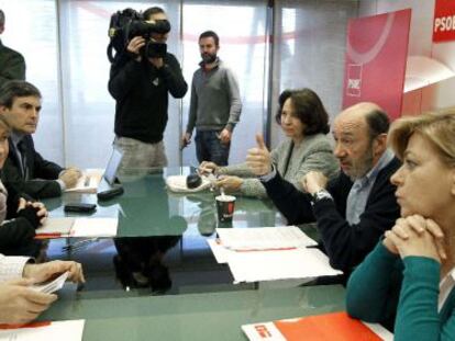 De izquierda a derecha, Valariano G&oacute;mez, Inmaculada Rodr&iacute;guez Pi&ntilde;eiro, Pedro Saura, Concha Guti&eacute;rrez, Alfredo P&eacute;rez Rubalcaba y Elena Valenciano, durante la reuni&oacute;n que mantuvieron ayer en la sede central del PSOE. 