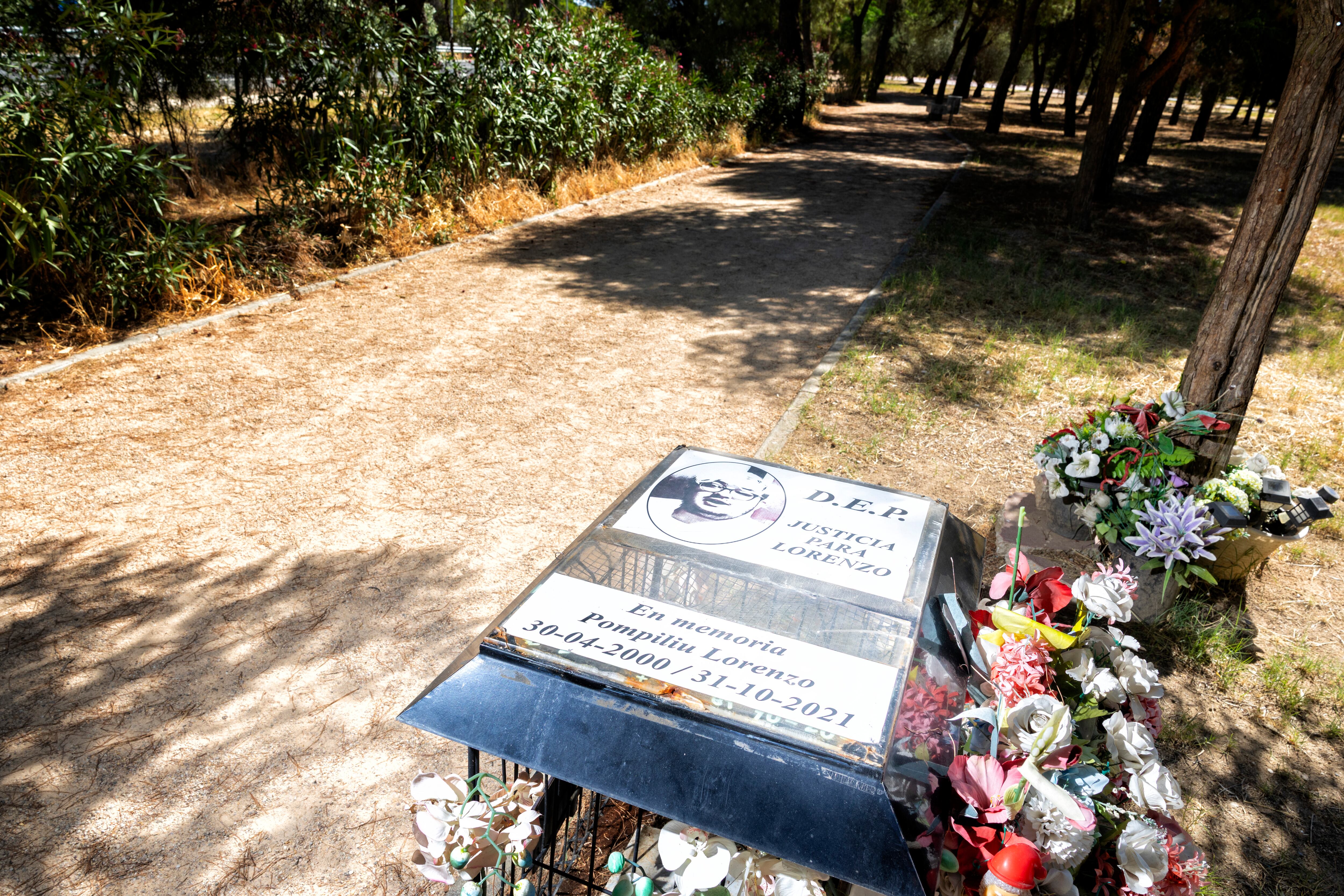 Pista por la que caminaban Lorenzo y su amigo Álvaro la noche del 30 de octubre de 2021 y el pequeño altar en homenaje al joven que su familia tiene lleno de flores en su recuerdo.