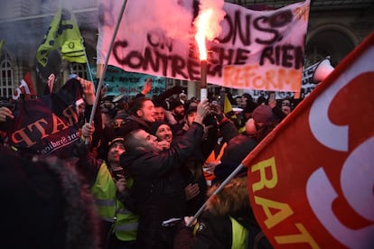 El conflicto por el intento de reformar el sistema de pensiones en Francia ingresó este jueves en su cuarta semana, con un alto grado de apoyo a las huelgas que mantienen semiparalizado el país, en especial el transporte. En la imagen, la manifestación de París contra los planes de reforma.