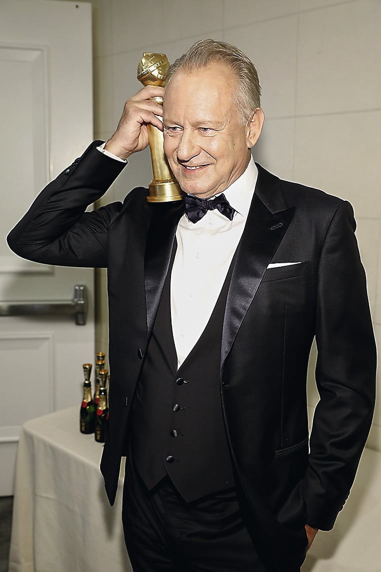 Stellan Skarsgård en Los Ángeles en 2020 con el Globo de Oro por su papel en