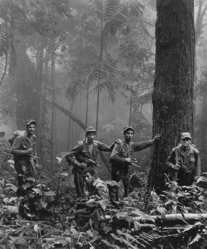 El CentroCentro acoge hasta el 13 de septiembre la exposición 'Latin Fire', con 180 imágenes de 52 autores de ocho países. Es una de las grandes muestras de esta edición de PhotoEspaña, centrada en Latinoamérica. Entre estas imágenes destaca 'Guerrilleros en la niebla', de 1966.