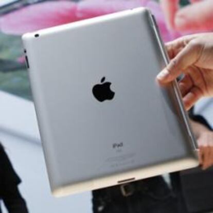 Un empleado de Apple tiene el nuevo iPad durante un evento de Apple en San Francisco, California, 07 de marzo 2012.