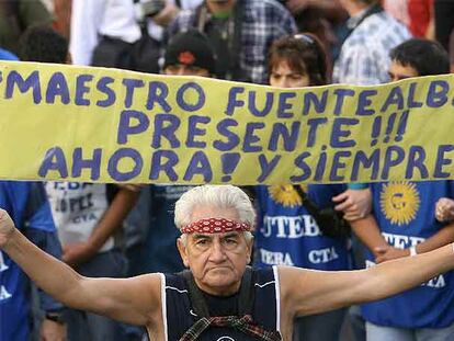 Manifestación en Buenos Aires por la muerte del maestro Carlos Fuentealba.