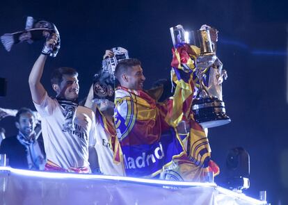 Iker Casillas y Sergio Ramos con el trofeo de campeones de Copa.