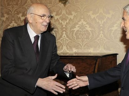 Franco Marini (derecha), entonces presidente del Senado, saluda al presidente de la República, Giorgio Napolitano, en 2008.