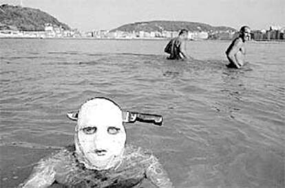 Un participante de la Semana de Terror, en la Playa de la Concha.