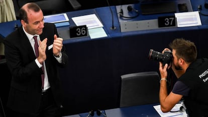 El líder del Partido Popular Europeo, Manfred Weber, aplaude el discurso de Jean-Claude Juncker.