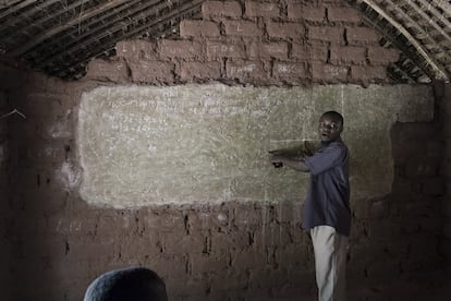 El profesor Philipe imparte clases de matemáticas en la escuela secundaria 4 du Janvier. La tasa de mortalidad infantil en la República Democrática del Congo es del 19% y la esperanza de vida (de 48 años) es una de las más bajas del mundo. La población es, además, una de las más afectadas por el VIH.