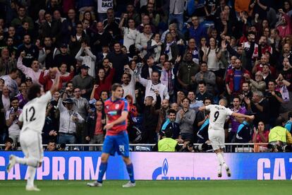 El jugador del Real Madrid, Karim Benzema, celebra con la afición su gol anotado ante el Viktoria Pilsen.