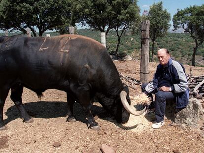 Antonio Chenel <i>Antoñete</i>, en su finca <i>Las laderas,</i> en la localidad madrileña de Navalagamella, en 2001.
