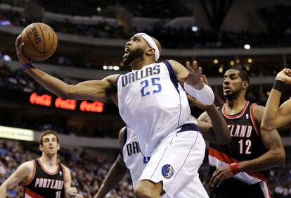 Vince Carter lanza a canasta ante Victor Claver y LaMarcus Aldridge