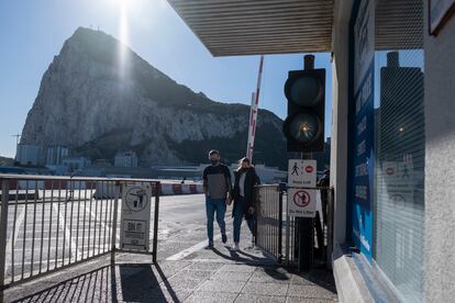 Acceso a Gibraltar a través de la pista del aeropuerto.