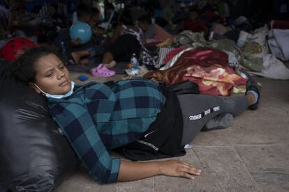 Irene, de 20 años, está embarazada de seis meses. Ha llegado al campamento ubicado en la Plaza de la República en Reynosa. Fue deportada de Estados Unidos a México, con otras familias en su mayoría mujeres y niños, originarias de El Salvador, Honduras y Guatemala. 