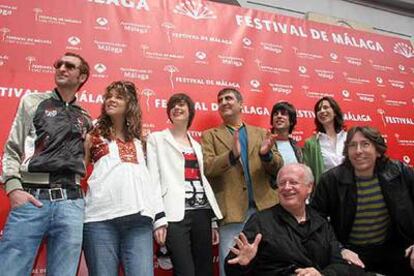 David Trueba (a la derecha) y Juan Echanove (delante). Detrás, de izquierda a derecha, Julián Villagrán, Juana Acosta, Pilar López de Ayala, Javivi, Alejo Sauras y Ariadna Gil.