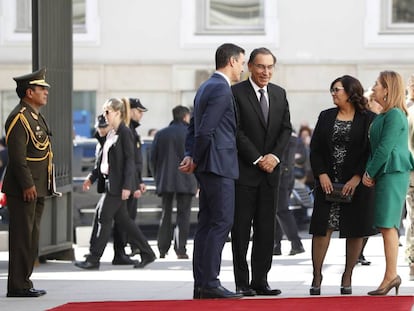 El presidente Pedro Sánchez con Martín Vizcarra, la primera dama peruana, Maribel Díaz, y la presidenta del Congreso, Ana Pastor.