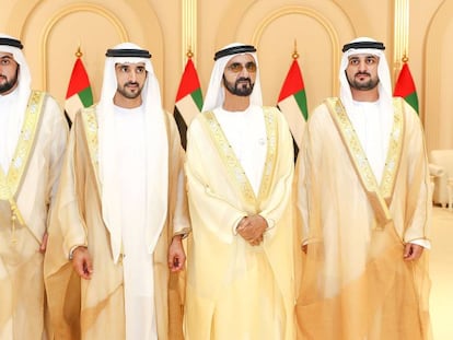 El emir de Dubái, el jeque Mohamed Bin Rashid al Maktum (segundo por la derecha), junto a sus tres hijos que se casaron al tiempo en una imagen tomada este jueves durante la recepción de la boda. El príncipe heredero, el jeque Hamdan (segundo por la izquierda); y sus dos hermanos, los jeques Maktum y Ahmed (a la derecha e izquierda de la imagen).