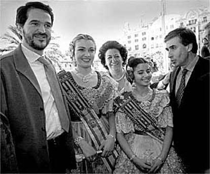 Iturgáiz, izquierda, y Jáuregui siguieron ayer la <b></b><i>mascletà</i> en el balcón del Ayuntamiento.
