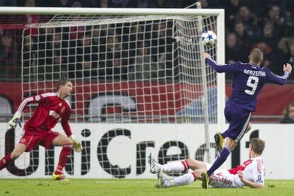 Benzema sigue la trayectoria del balón en el primer gol madridista, del que fue autor.