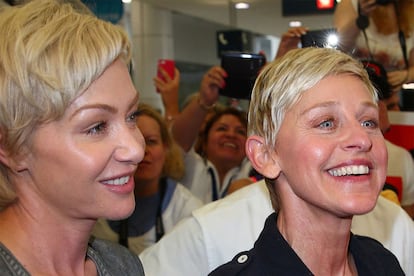 Ellen DeGeneres y Portia de Rossi

Llevan casadas desde 2008 y, aunque ahora Portia se ha dejado el pelo largo, han compartido peinado durante mucho tiempo. En esta imagen de 2013 tienen el mismo tono de rubio, el mismo pixie e incluso una pequeña onda idéntica en el flequillo.