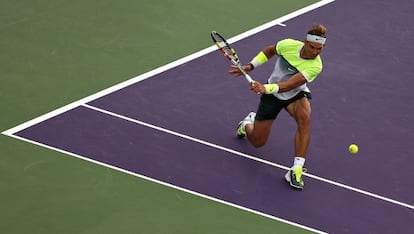 Nadal devuelve la pelota de revés ante Almagro.