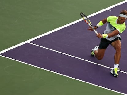 Nadal devuelve la pelota de revés ante Almagro.