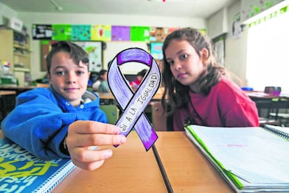 Alumnos del colegio Montserrat participan en la celebración del Día Internacional de la Mujer.