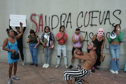 Colectivos protestan en la explanada de la Alcaldía Cuauhtémoc contra las acciones encabezadas por la alcaldesa Sandra Cuevas.